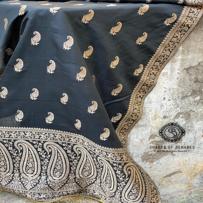 Elegant black Banarasi handloom kadhwa silk scarf, handcrafted with artisanal expertise. Sophisticated and stylish, a touch of luxury and refinement.