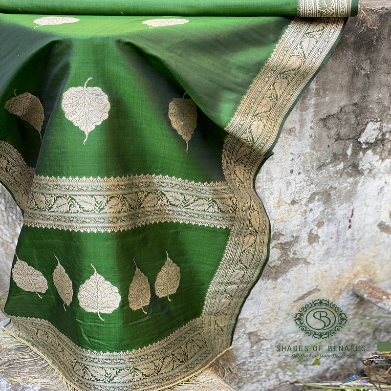 Enchanting green Banarasi handloom kadhwa silk scarf. Intricate kadhwa work adds vibrancy and elegance. Shop now for timeless beauty and style!