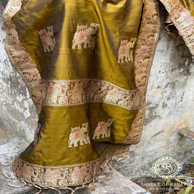 Regal mehendi green Banarasi handloom kadhwa silk scarf. Intricate handcrafted design exudes timeless beauty. Shop now for opulence and charm!
