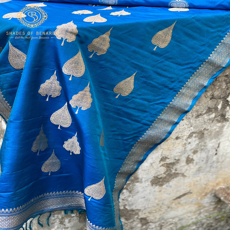 Indulge in the serene sophistication of our elegant blue Banarasi handloom kadhwa silk scarf. Handcrafted with intricate kadhwa work, this versatile accessory exudes timeless charm and elegance. Shop now for a touch of luxury and tranquility!