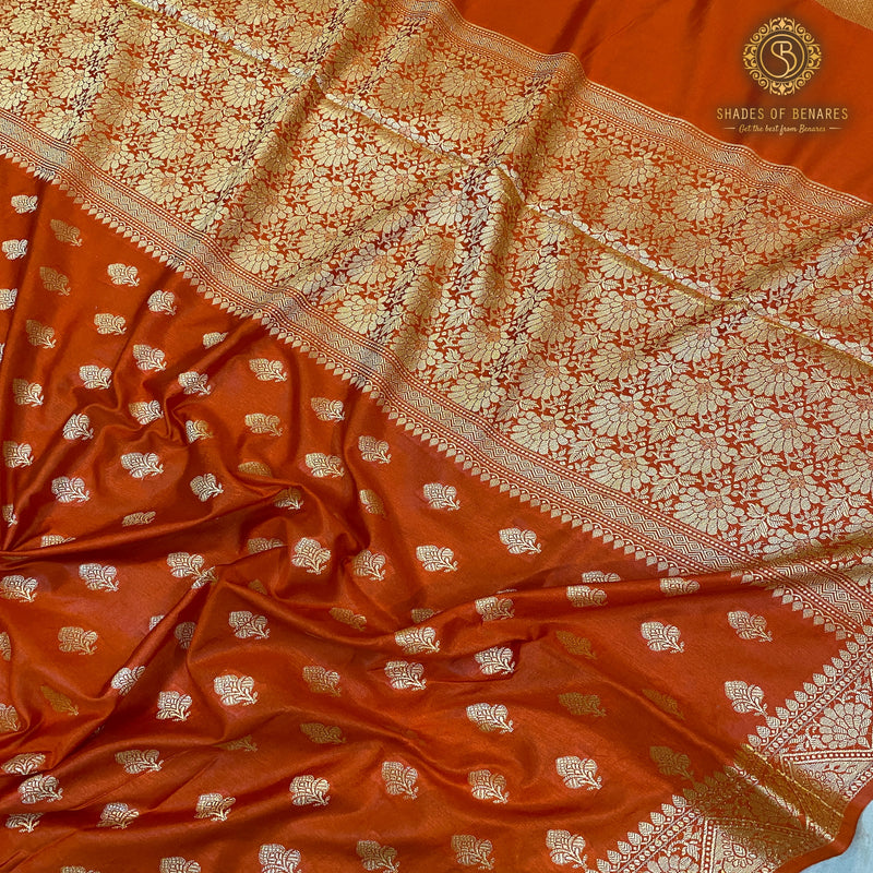 Rust orange handloom crepe Banarasi silk sari. Perfect for formal gatherings and cultural celebrations. Shop now and elevate your style!