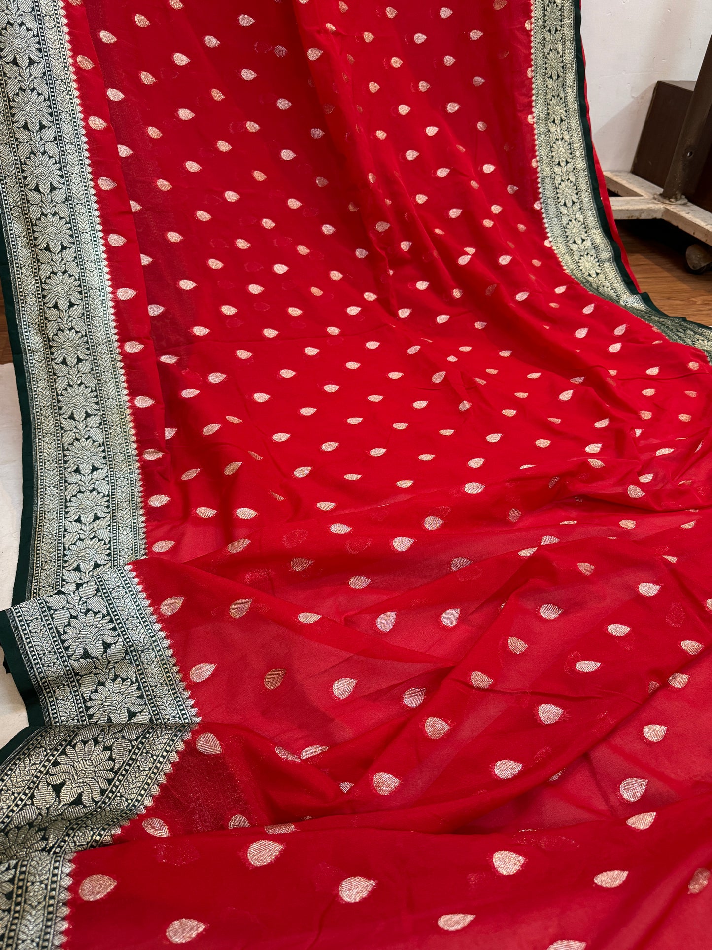 Vibrant Fusion: The Red & Green Pure Chiffon Georgette Banarasi Saree by Shades Of Benares - banarasi - banarasi saree shop - banarasi saree manufacturers - banarasi saree wholesale - banaraasi sarees