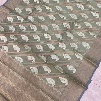 Meadow Grace — Subtle Green Pure Cotton Kota Check Banarasi Saree with Brocade Blouse by Shades Of Banaras - banarasi - banarasi saree shop - banarasi saree manufacturers - banarasi saree wholesale - banaraasi sarees