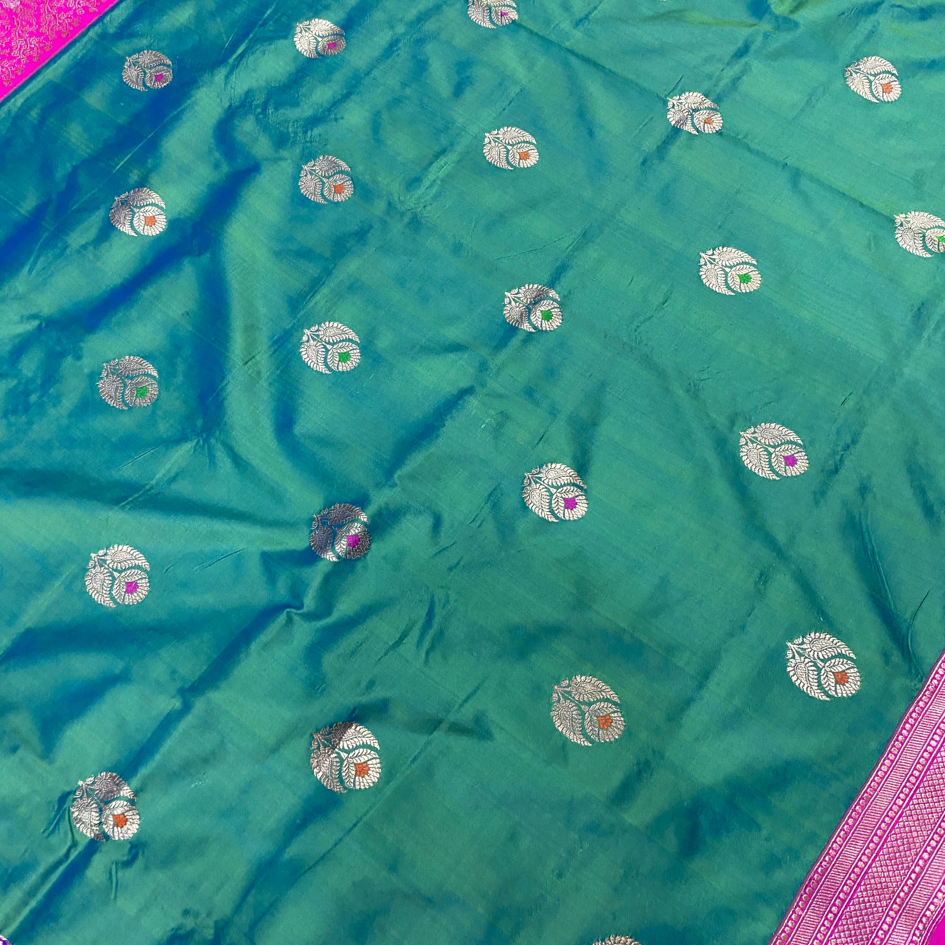 Emerald Majesty — Green Pure Silk Banarasi Saree with Contrast Pink Border & Kadhua Minakari Motifs by Shades Of Banaras - banarasi - banarasi saree shop - banarasi saree manufacturers - banarasi saree wholesale - banaraasi sarees