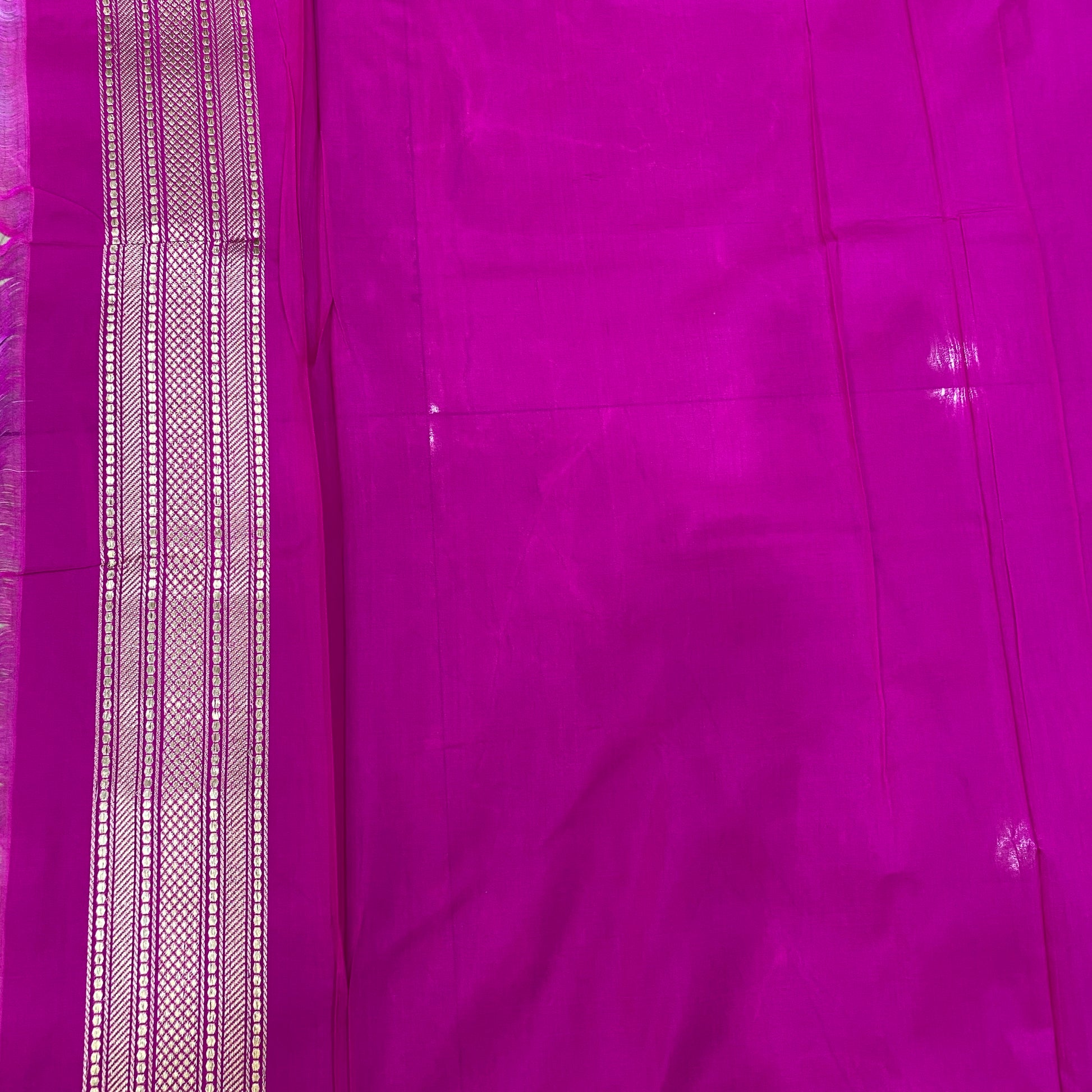 Emerald Majesty — Green Pure Silk Banarasi Saree with Contrast Pink Border & Kadhua Minakari Motifs by Shades Of Banaras - banarasi - banarasi saree shop - banarasi saree manufacturers - banarasi saree wholesale - banaraasi sarees
