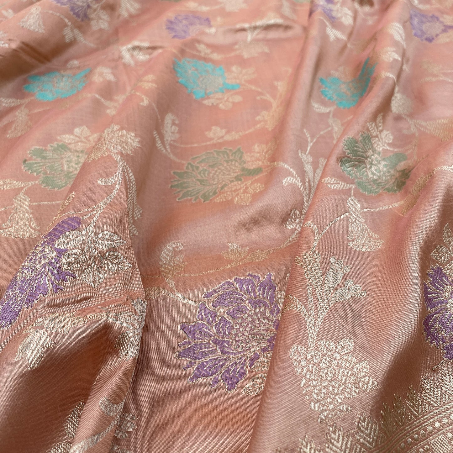 Luxe Peach Kadhiyal Minakari Jaal Pure Silk Handloom Banarasi Saree by Shades Of Banaras - banarasi - banarasi saree shop - banarasi saree manufacturers - banarasi saree wholesale - banaraasi sarees - banarasi sari - banarasi saris