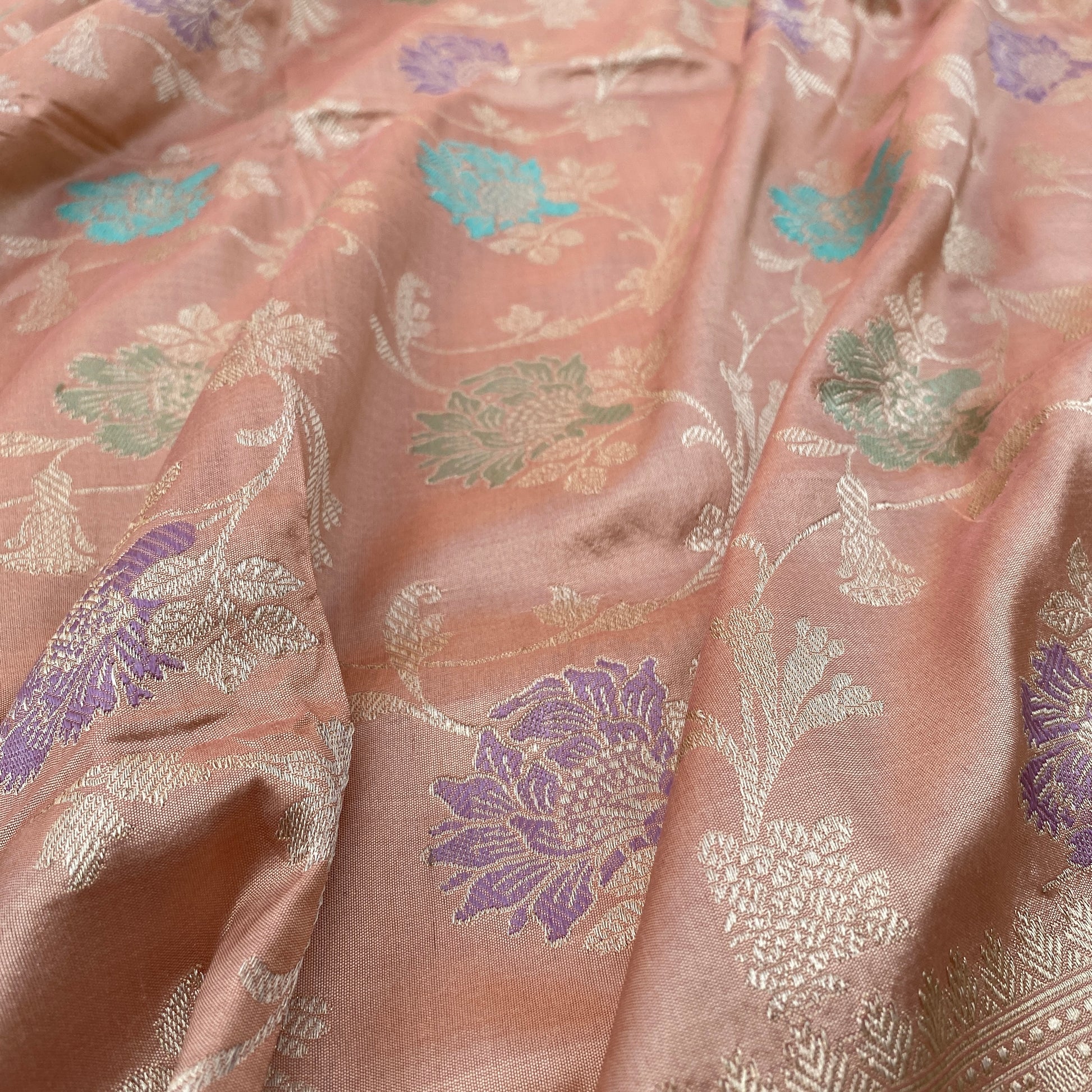 Luxe Peach Kadhiyal Minakari Jaal Pure Silk Handloom Banarasi Saree by Shades Of Banaras - banarasi - banarasi saree shop - banarasi saree manufacturers - banarasi saree wholesale - banaraasi sarees - banarasi sari - banarasi saris