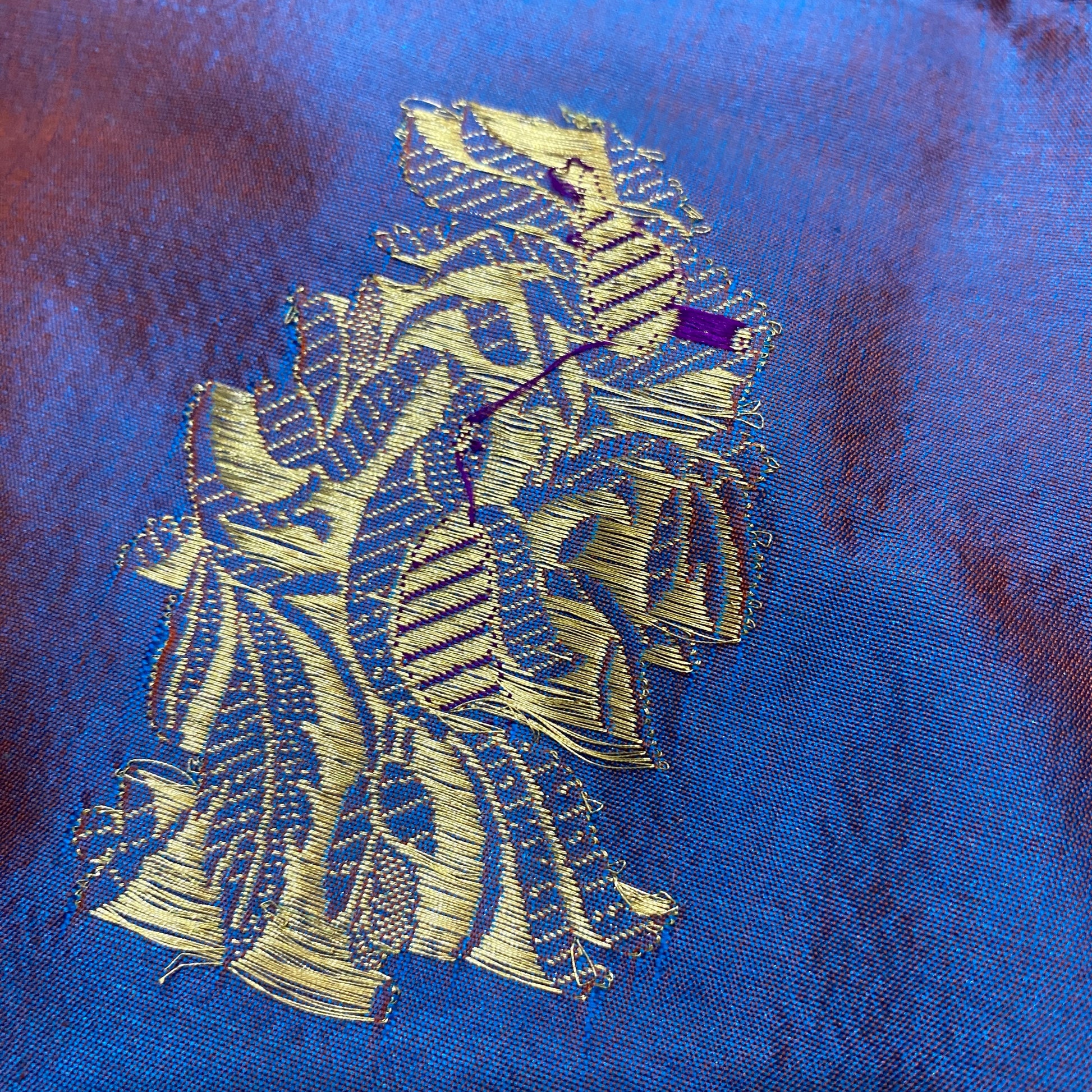 Luxe Midnight Iridescence: Handwoven Pure Silk Shikaargaah Banarasi Saree by Shades Of Banaras - banarasi - banarasi saree shop - banarasi saree manufacturers - banarasi saree wholesale - banaraasi sarees - banarasi sari - banarasi saris - silk saree - silk sari - wedding saree - wedding sari - designer sari - wedding collection - gifting