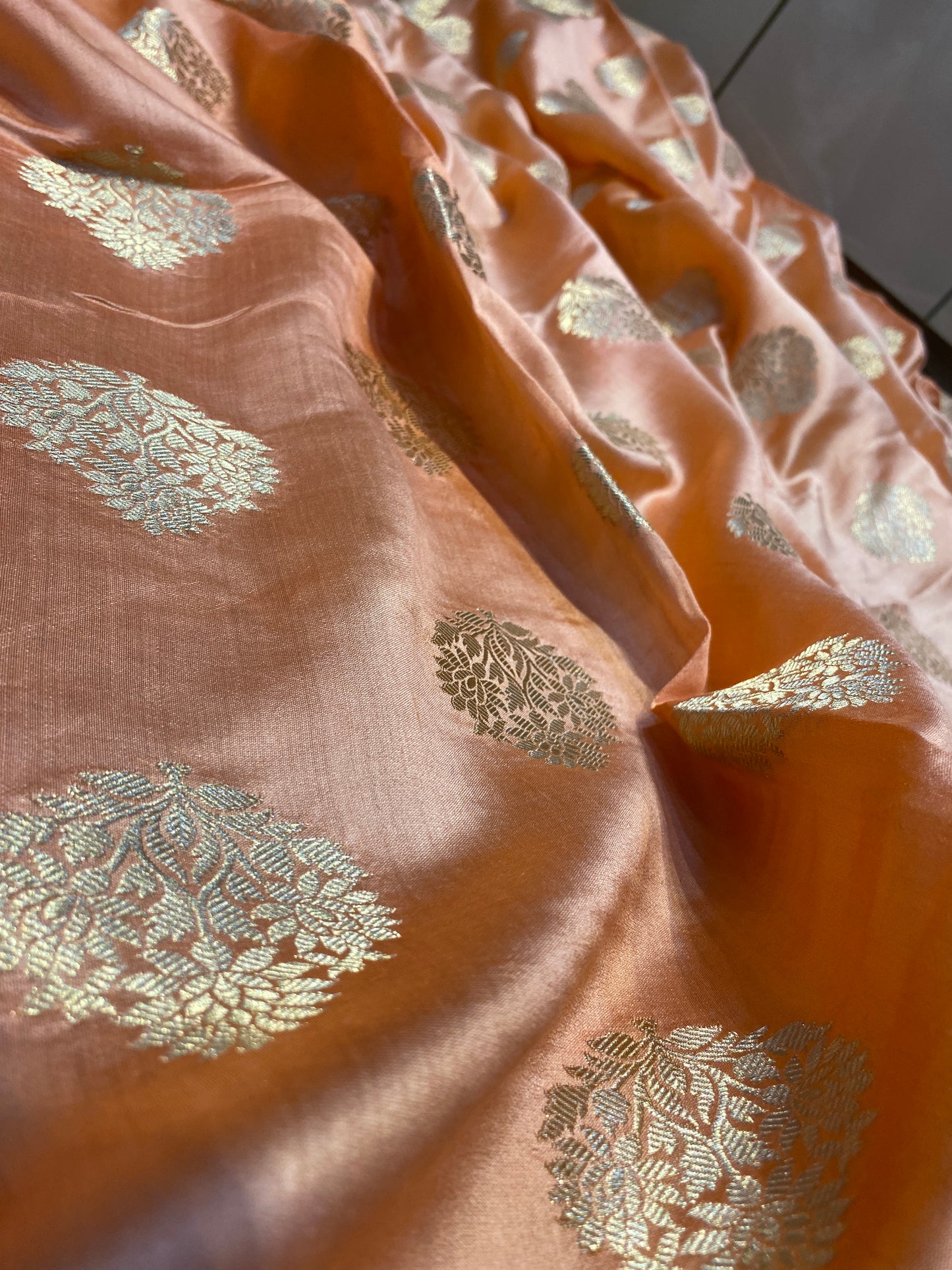 Peach Pure Chiniya Moonga Silk Handloom Banarasi Saree by Shades Of Banaras - banarasi - banarasi saree shop - banarasi saree manufacturers - banarasi saree wholesale - banaraasi sarees