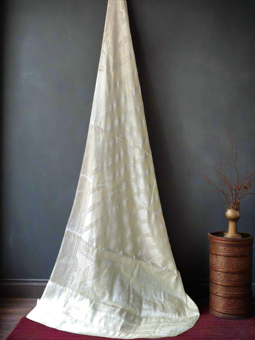 Creme Pure Chiniya Moonga Silk Handloom Banarasi Saree by Shades Of Banaras - banarasi - banarasi saree shop - banarasi saree manufacturers - banarasi saree wholesale - banaraasi sarees