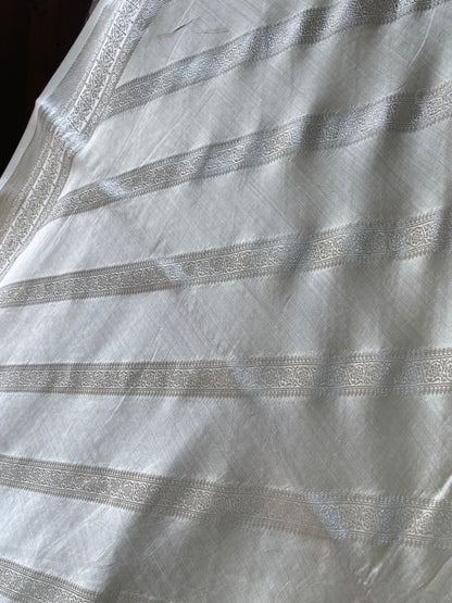 Creme Pure Chiniya Moonga Silk Handloom Banarasi Saree by Shades Of Banaras - banarasi - banarasi saree shop - banarasi saree manufacturers - banarasi saree wholesale - banaraasi sarees