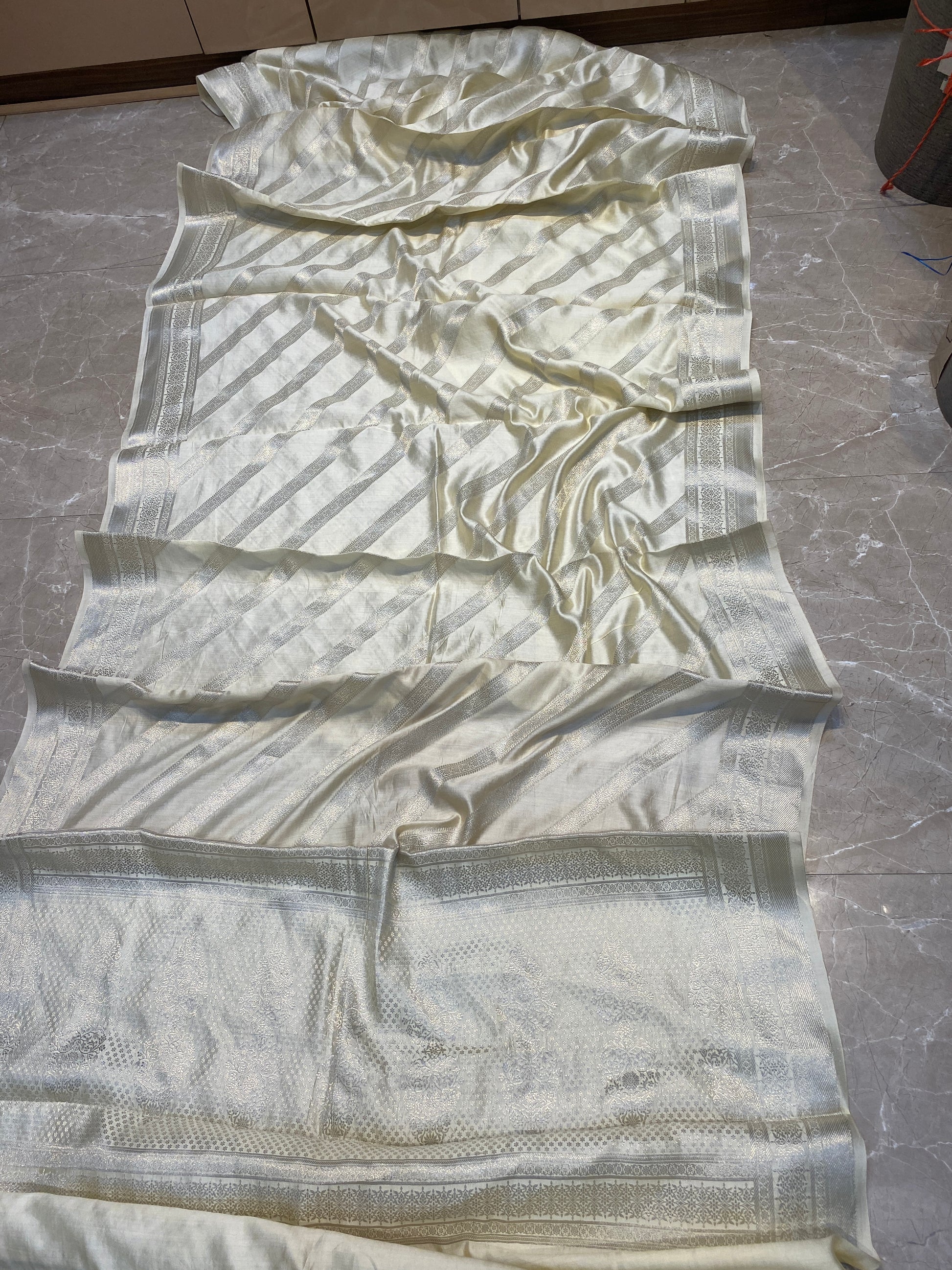 Creme Pure Chiniya Moonga Silk Handloom Banarasi Saree by Shades Of Banaras - banarasi - banarasi saree shop - banarasi saree manufacturers - banarasi saree wholesale - banaraasi sarees