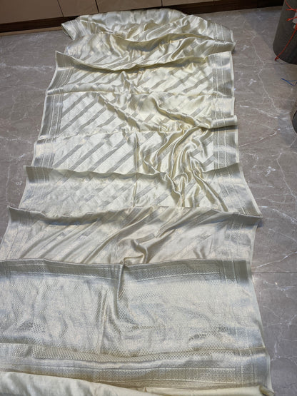 Creme Pure Chiniya Moonga Silk Handloom Banarasi Saree by Shades Of Banaras - banarasi - banarasi saree shop - banarasi saree manufacturers - banarasi saree wholesale - banaraasi sarees