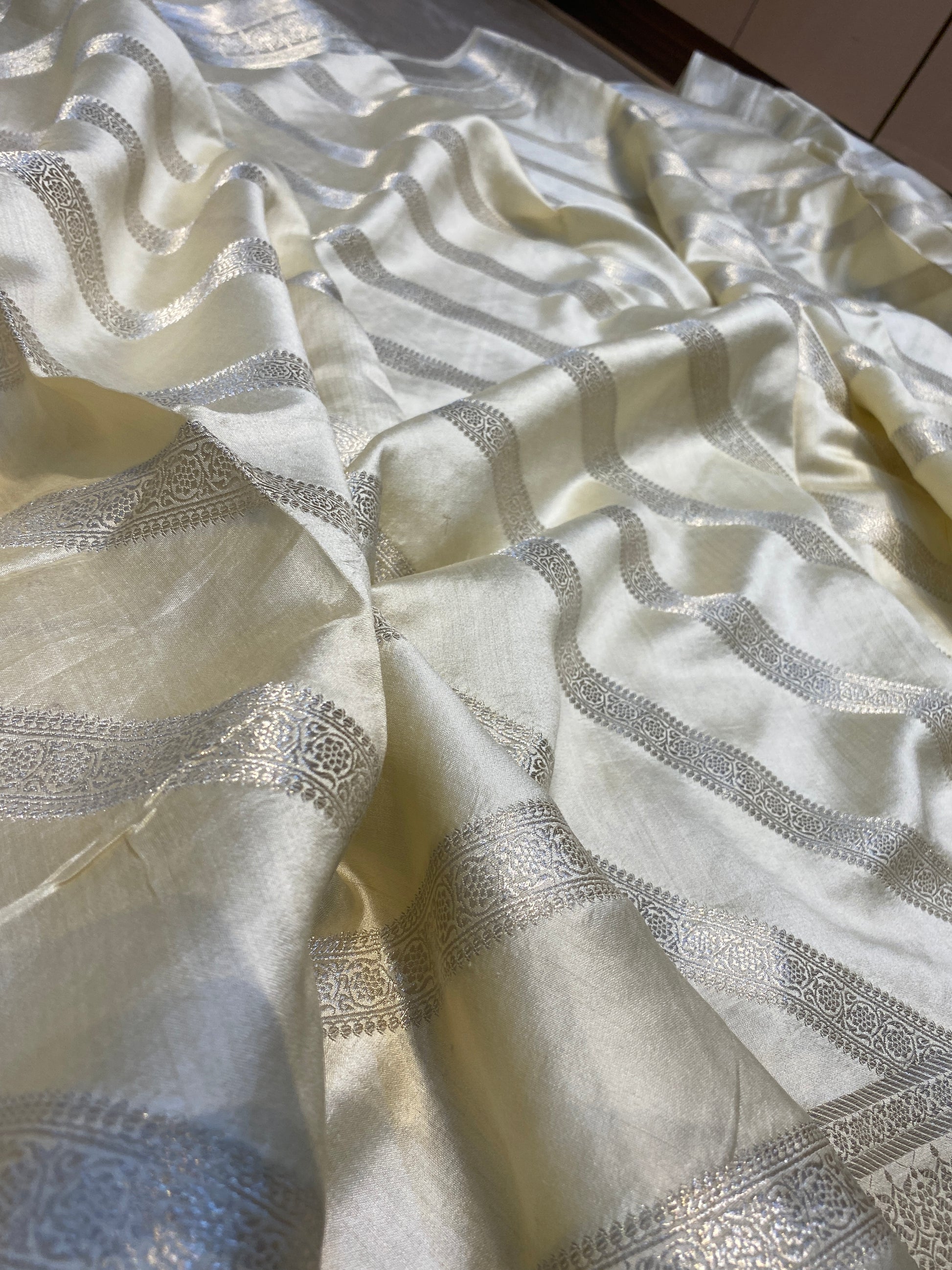 Creme Pure Chiniya Moonga Silk Handloom Banarasi Saree by Shades Of Banaras - banarasi - banarasi saree shop - banarasi saree manufacturers - banarasi saree wholesale - banaraasi sarees