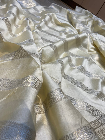 Creme Pure Chiniya Moonga Silk Handloom Banarasi Saree by Shades Of Banaras - banarasi - banarasi saree shop - banarasi saree manufacturers - banarasi saree wholesale - banaraasi sarees