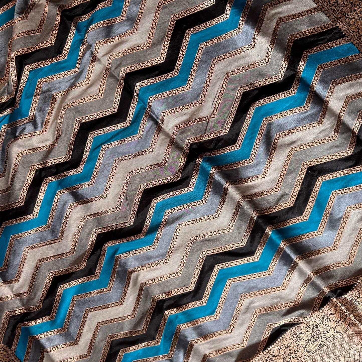 Bluish Grey Rangkaat Luxe Couture – Pure Silk Banarasi Saree by Shades Of Banaras - banarasi - banarasi saree shop - banarasi saree manufacturers - banarasi saree wholesale - banaraasi sarees - banarasi sari - banarasi saris