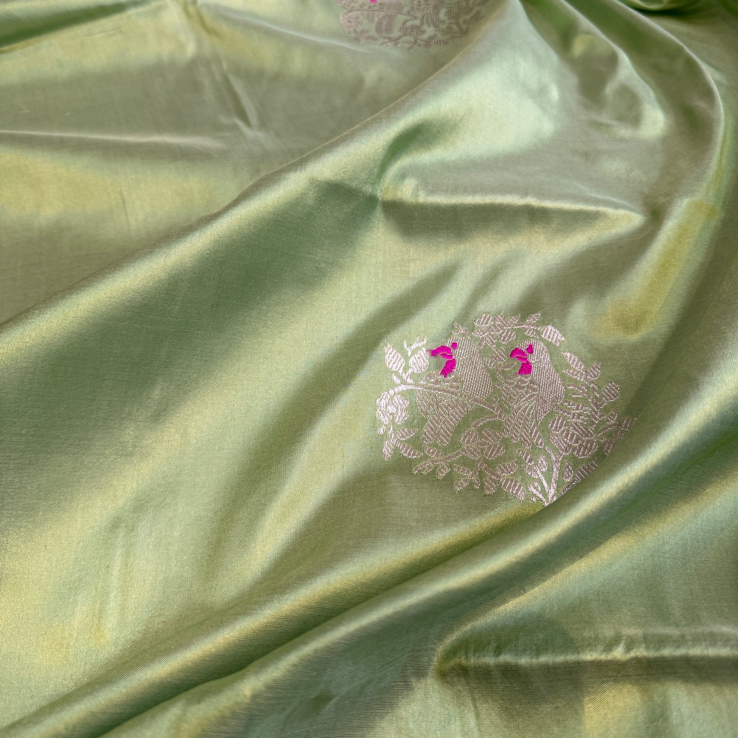 Pastel Green Shikargaah Luxe Couture – Kadhua Pure Silk Banarasi Saree by Shades Of Banaras - banarasi - banarasi saree shop - banarasi saree manufacturers - banarasi saree wholesale - banaraasi sarees - banarasi sari - banarasi saris