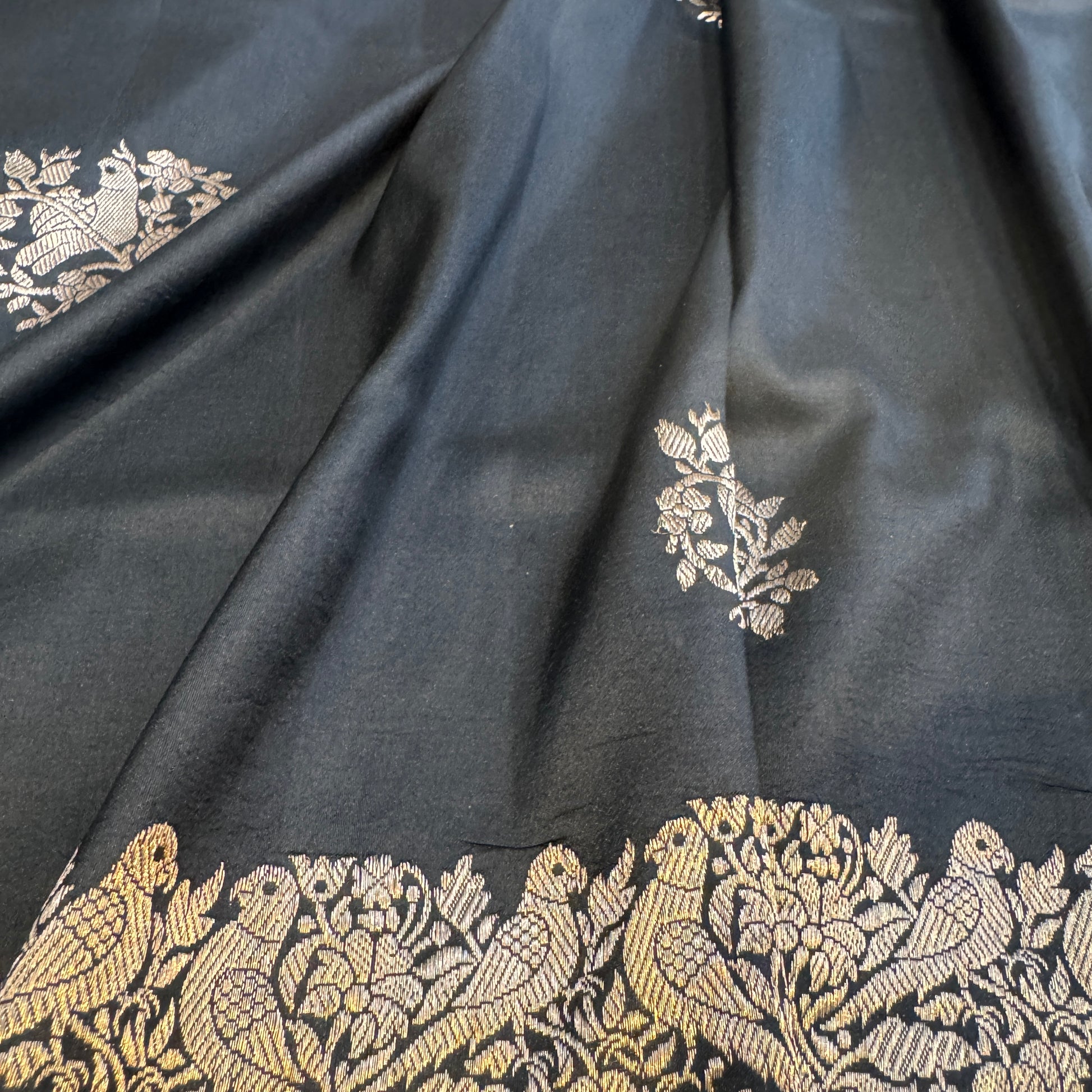 Midnight Noir Shikargaah Luxe Couture – Kadhua Pure Silk Banarasi Saree by Shades Of Banaras - banarasi - banarasi saree shop - banarasi saree manufacturers - banarasi saree wholesale - banaraasi sarees - banarasi sari - banarasi saris