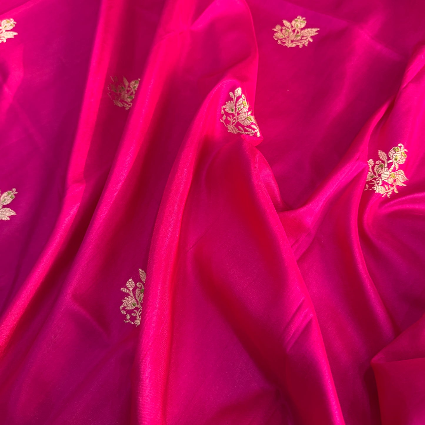 Rani Pink Pure Silk Handloom Kadhua Flower Motif Luxe Banarasi Saree by Shades Of Banaras - banarasi - banarasi saree shop - banarasi saree manufacturers - banarasi saree wholesale - banaraasi sarees - banarasi sari - banarasi saris