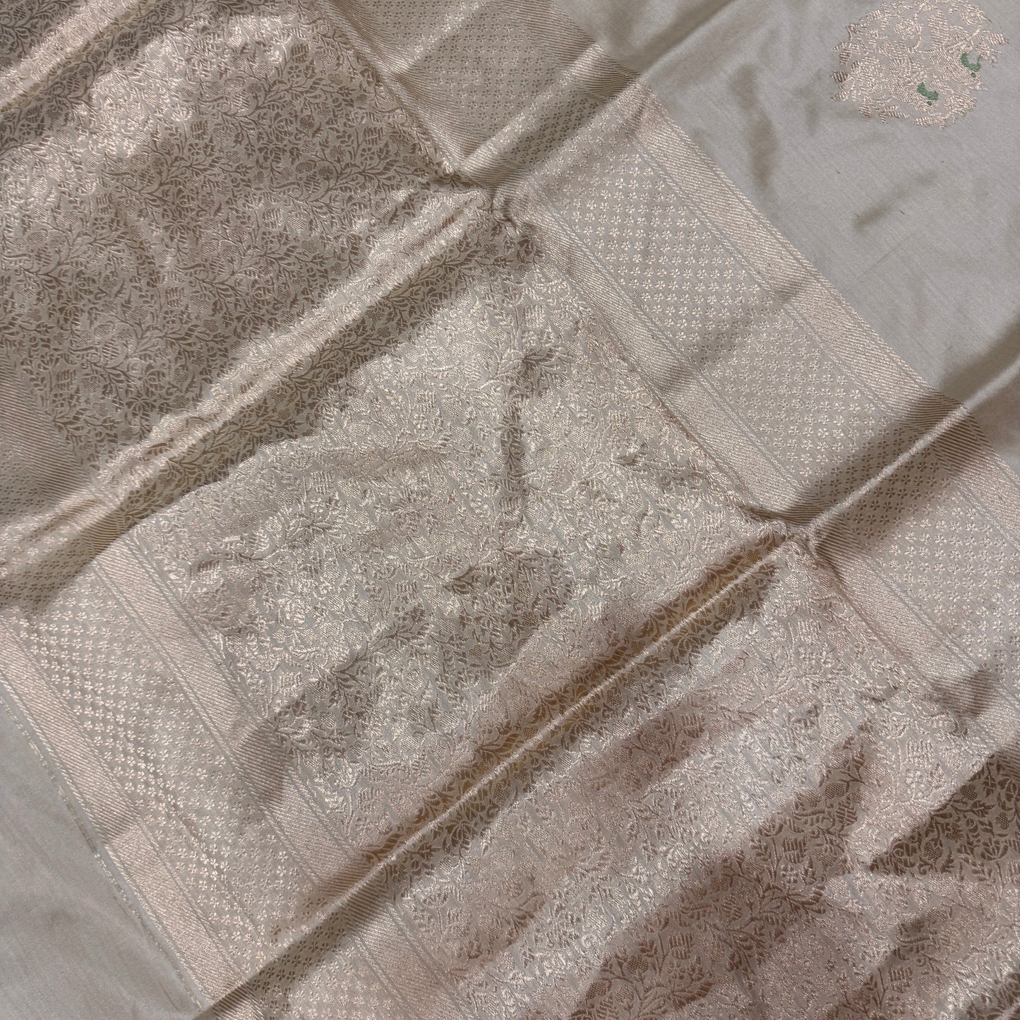 Beige Pure Silk Shikaargaah Banarasi Saree: A Handloom Luxe Masterpiece by Shades Of Banaras - banarasi - banarasi saree shop - banarasi saree manufacturers - banarasi saree wholesale - banaraasi sarees - banarasi sari - banarasi saris