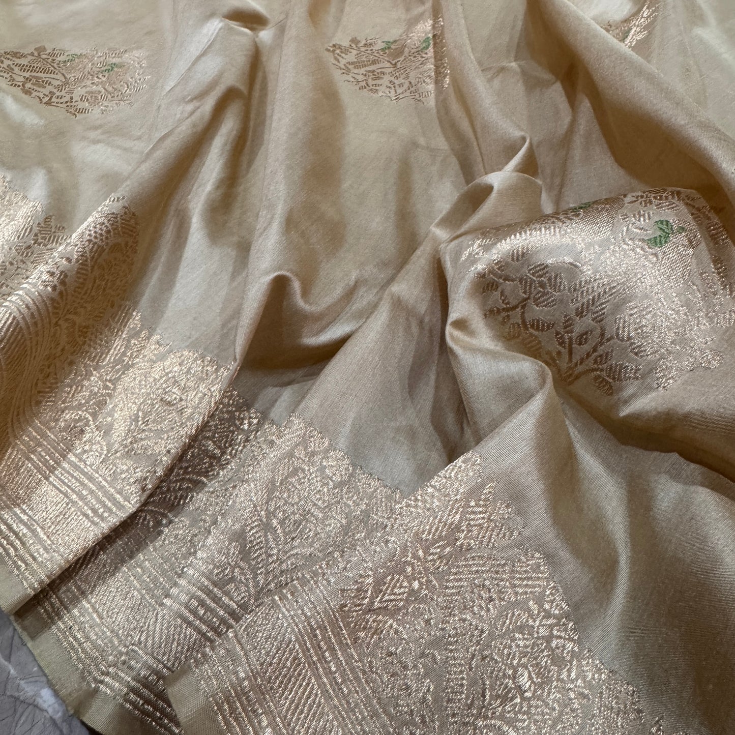 Beige Pure Silk Shikaargaah Banarasi Saree: A Handloom Luxe Masterpiece by Shades Of Banaras - banarasi - banarasi saree shop - banarasi saree manufacturers - banarasi saree wholesale - banaraasi sarees - banarasi sari - banarasi saris
