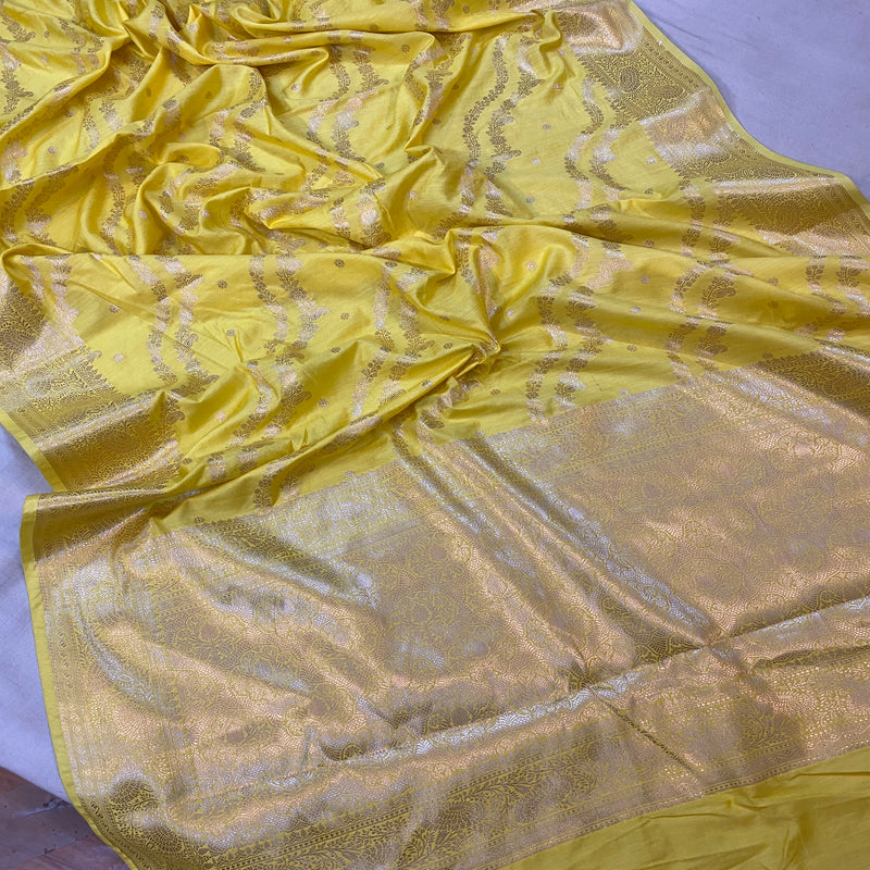 Yellow Crepe Silk Handloom Saree: Luxuriously elegant and bright, experience the charm of silk in this stunning saree.