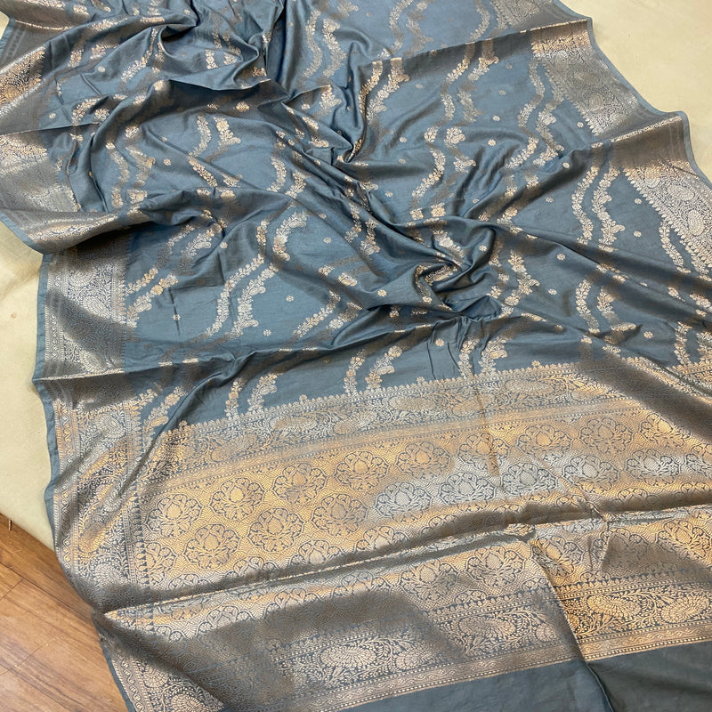Handwoven metallic grey Banarasi saree in luxurious crepe silk fabric.