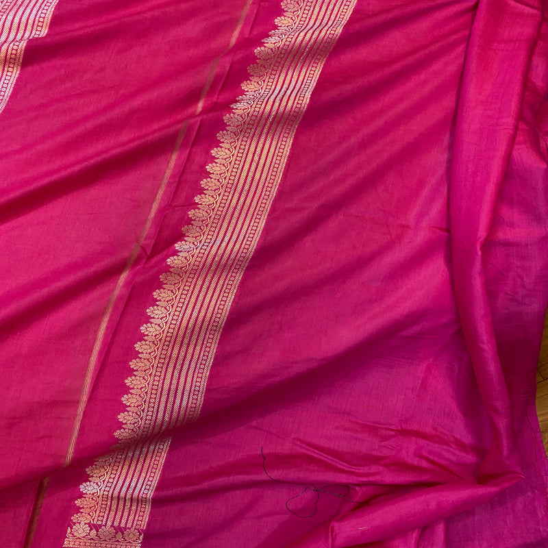 Experience timeless elegance with our exquisite Raani pink silk Banarasi saree - ideal for weddings and special events. Elevate your bridal attire and appreciate the beauty of traditional craftsmanship. Shop now!