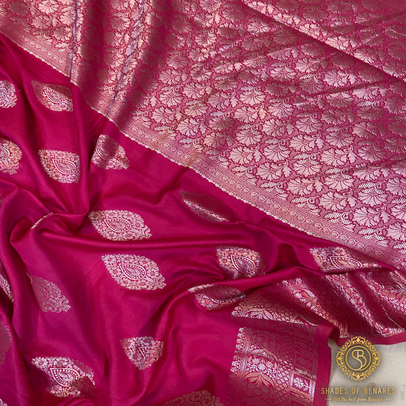 Elevate your look with our vibrant hot pink handloom Banarasi silk sari. Perfect for weddings, festivals, and special events, this sari exudes elegance and traditional craftsmanship. Shop now and make a statement with this versatile piece!