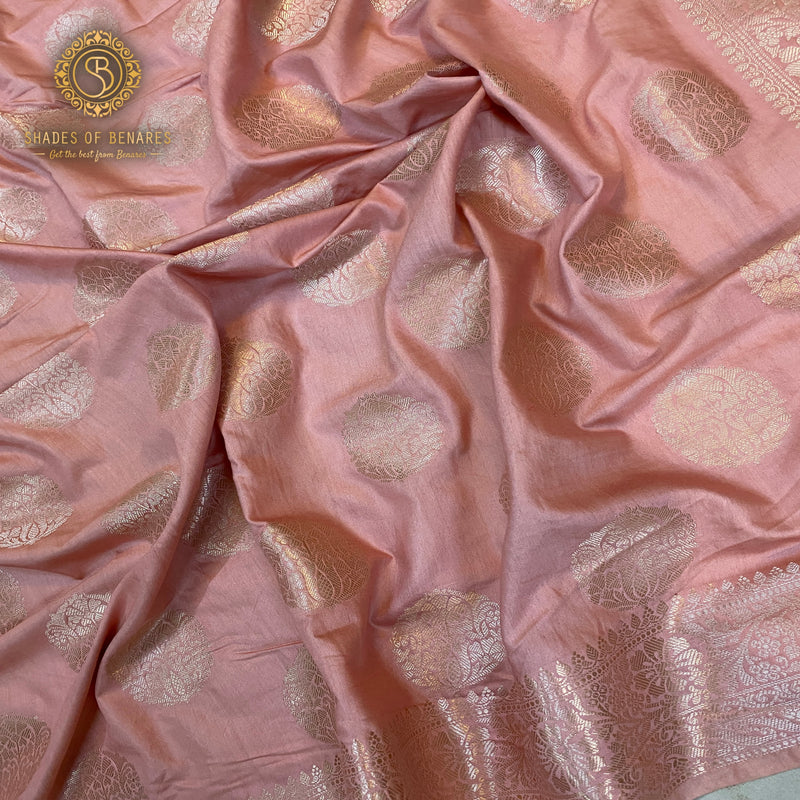 Baby pink handloom Banarasi silk sari, perfect for formal events and festive celebrations. Elevate your style with this versatile piece!