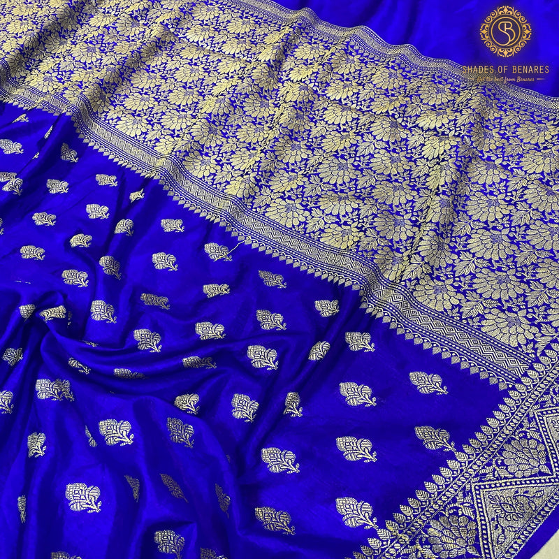 Indulge in the elegance of our royal blue handloom crepe Banarasi silk sari. Perfect for formal events and cultural festivities, this sari exudes opulence and craftsmanship. Elevate your style with this versatile piece! Shop now.