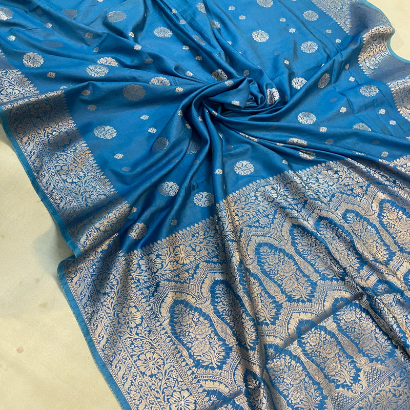 Elevate your appearance with our matte blue handloom crepe Banarasi silk saree. Ideal for formal events and festive celebrations, this saree radiates understated elegance and artisanal craftsmanship.