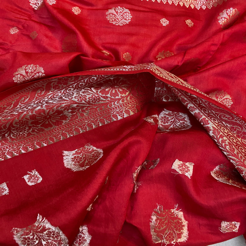 Red handloom crepe Banarasi silk sari with intricate weaving, luxurious silk fabric. Exudes timeless elegance and cultural heritage.