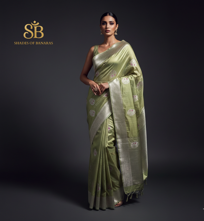 Pastel Green Shikargaah Luxe Couture – Kadhua Pure Silk Banarasi Saree by Shades Of Banaras - banarasi - banarasi saree shop - banarasi saree manufacturers - banarasi saree wholesale - banaraasi sarees - banarasi sari - banarasi saris
